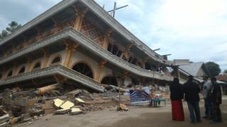 Masjid yang roboh di Kecamatan Ulee Gle, Kabupaten Pidie Jaya, Aceh.