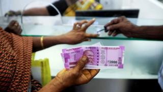 బ్యాంకు వద్ద మహిళ