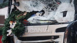 Разбитое окно кабины грузовика, который врезался в переполненный рождественский базар вечером в понедельник, убив несколько человек, вечером в понедельник видят в Берлине, Германия, во вторник, 20 декабря 2016 года.