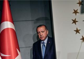 Erdoğan 24 Haziran akşamı Huber Köşkü'den konuşmak için kürsüye yürürken