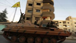 Боевики YPG празднуют после того, как Сирийские демократические силы (SDF) объявили, что 17 октября 2017 года они взяли полный контроль над Раккой от группы Исламского государства