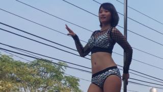 En algunos funerales, las bailarinas se suben al techo de un todoterreno para hacer su actuación.