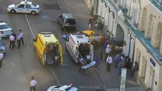 28 жаштагы Чыңгыз Анарбек уулу унаасын башкара албай, жол боюндагы бир нече адамды сүзүп кеткен.
