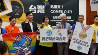 台灣立委黃國昌(左三)、前奧運選手紀政(左四)以及游泳運動員遊坤義(右一)等人髮起公投。