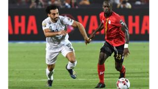 L'attaquant égyptien Mohamed Salah contre le milieu de terrain ougandais Michael Azira.