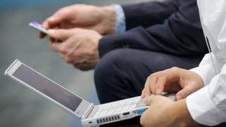 ноутбук и смартфон