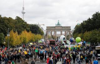 Climate strike protesters in front of the Brandenburg Gate