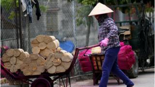 Một phụ nữ ở hàng hương Quảng Phú Cầu, ngoại thành Hà Nội
