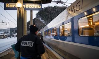 İtalya sınırı yakınında bir tren istasyonunda devriye gezen Fransız polis
