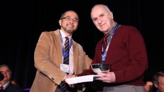 George Berzsenyi recibiendo el premio Logros de Vida de la Asociación Matemática de EE.UU.