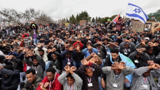 ኣብ አስራኤል ዝርከቡ ስደተኛታት ኣብ ውዕዉዕ ሰላማዊ ሰልፊ