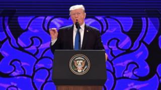 APECで演説するトランプ大統領(10日、ベトナム・ダナン)