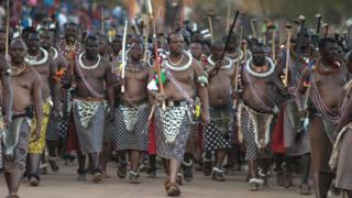 28 августа 2016 года в Лобамба, Свазиленд, король Мсвати III из Свазиленда (С) прибыл на ежегодный королевский танец Рид в Королевском дворце Лудзидзини