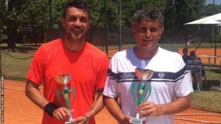 Maldini y Landonio en una imagen de Instagram con sus trofeos