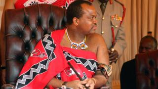 Король Свазиленда Мсвати III принимает участие в запуске кампании, призывающей его подданных мужского пола обрезаться, чтобы обуздать распространение ВИЧ-инфекции, 15 июля 2011 г.