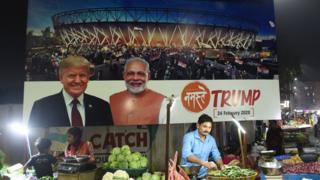 अहमदाबाद में 'नमस्ते ट्रंप' की एक होर्डिंग