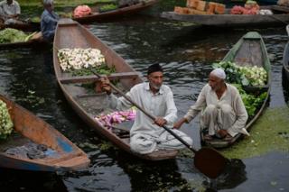 Кашмирские лодочники на плавучем овощном рынке на озере Дал в Сринагаре