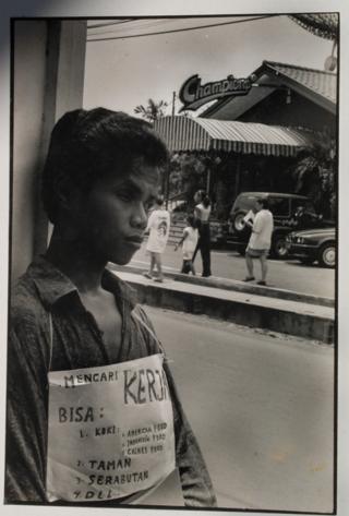 I. Krisis moneter