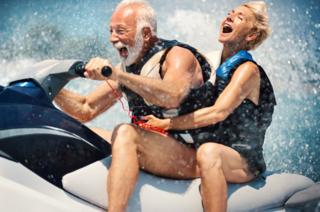 Una pareja mayor andando en jetski