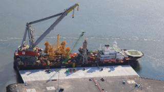 Heavy lift ship