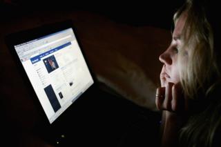 Facebook'a giren bir kadın