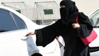 Kadın araba kullanıyor