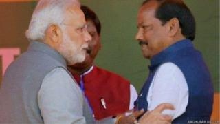 रघुवर दास यांच्यासोबत नरेंद्र मोदी