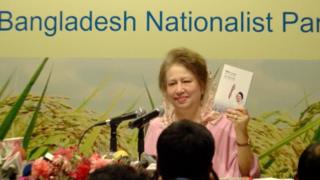 খালেদা জিয়ার হাতে তার ভিশন ২০৩০ দলিল