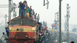 ప్రయాణికులతో నిండిన రైలు