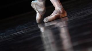 ما معنى عبارة to dance on point؟