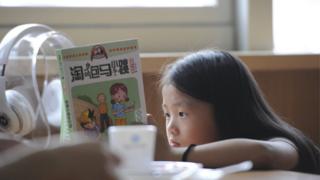 中國合肥開設「刷臉」書店,圖為在其中讀書的小女孩