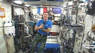 En début de matinée, ils ont dit au revoir aux autres astronautes qui restent dans la Station spatiale internationale (ISS), à 400 km de la Terre.