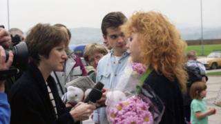 Alun Llwyd a Branwen Niclas yn cael eu cyfweld gan y BBC