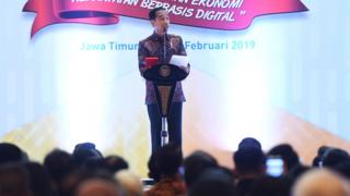 Presiden Joko Widodo (Jokowi) memberikan sambutan pada acara peringatan Hari Pers Nasional di Surabaya, Jawa Timur, Sabtu (09/02).