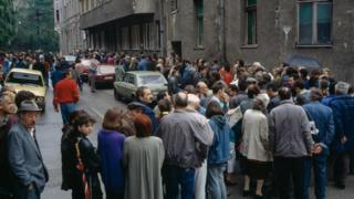 Fila para receber alimentos de ajuda humanitária durante cerco a Sarajevo