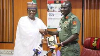 Bello Matawalle tare da Laftanal Janar Tukur Buratai