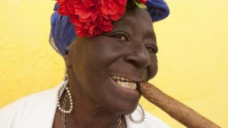 Mulher cubana posa com charuto na boca