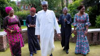 Prezida Muhammadu Buhari (hagati) yari amaze kuza kwivuza London
