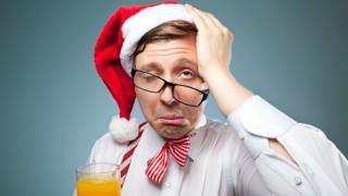 Hombre con resaca usando un sombrero de Papá Noel.