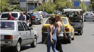دمشق - تموز/يوليو 2018 شابتان تقطعان الشارع