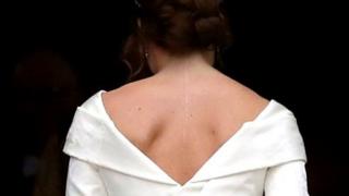 Imagen de la espalda de la princesa Eugenia con su vestido de bodas.