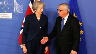 Le Président de la Commission européenne, Jean-Claude Juncker, recevant Theresa May, Premier ministre du Royaume-Uni à Bruxelles le 7 février.