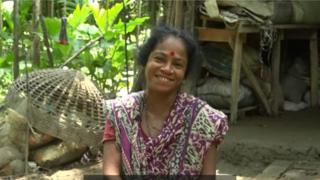 ঝালকাঠির নারী নাপিত শেফালী রানী শীল।