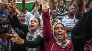 المتظاهرون السودانيون يرحبون بالمتظاهرين القادمين من مدينة عطبرة ويرفعون إشارة النصر في الخرطوم في 23 أبريل/نيسان 2019.