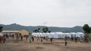 Le HCR indique qu'il travaille avec les autorités nigérianes afin d'enregistrer 100 000 personnes déplacées à l'intérieur du pays, qui vivent dans des camps à Maiduguri, la capitale de l'État de Borno.