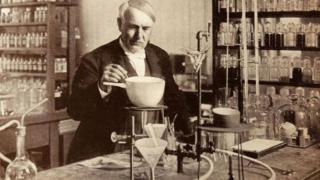 اختراعات توماس إديسون لم تكن نتيجة لومضات نبوغ بقدر ما كانت محصلة للتفكير الاستراتيجي والمنظم والاختبار