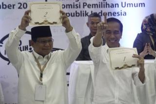 Presiden Joko Widodo (kanan) dan Prabowo Subianto saat mengambil undian nomor urut Pilpres 2019 di KPU, 21 September 2018.