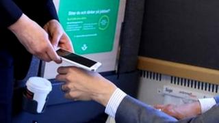 pago sin contacto con microchip en un tren de Suecia