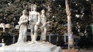 ঢাকা বিশ্ববিদ্যালয় প্রাঙ্গণে বহিরাগতদের চলাফেরায় বিধিনিষেধ আরোপ করেছে প্রশাসন।