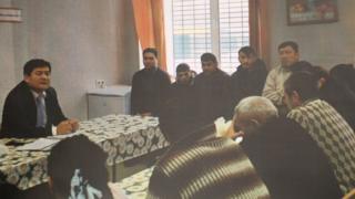 Оторбаев Сахароводо убактылуу кармоочу жайда отурган кыргызстандыктар менен